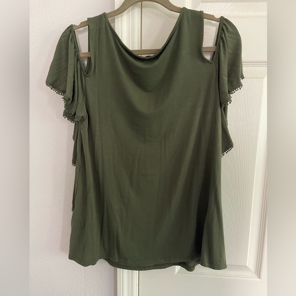 Cupio cold shoulder olive green top size medium - Picture 3 of 4